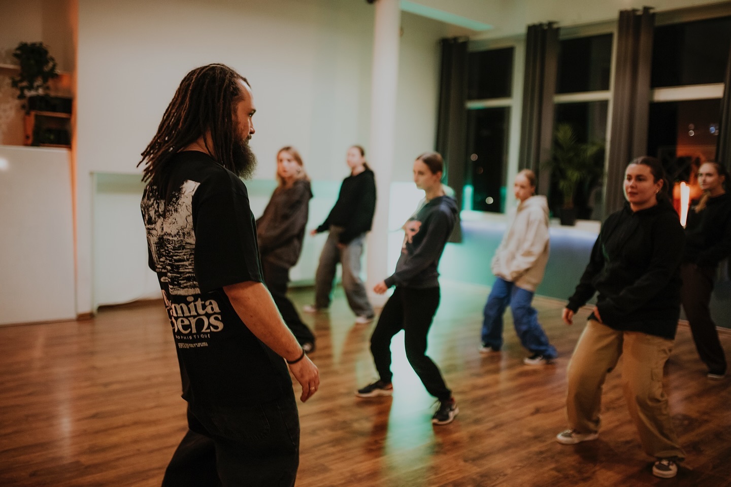 Warsztaty hip hop — prowadzący pracuje z grupą
