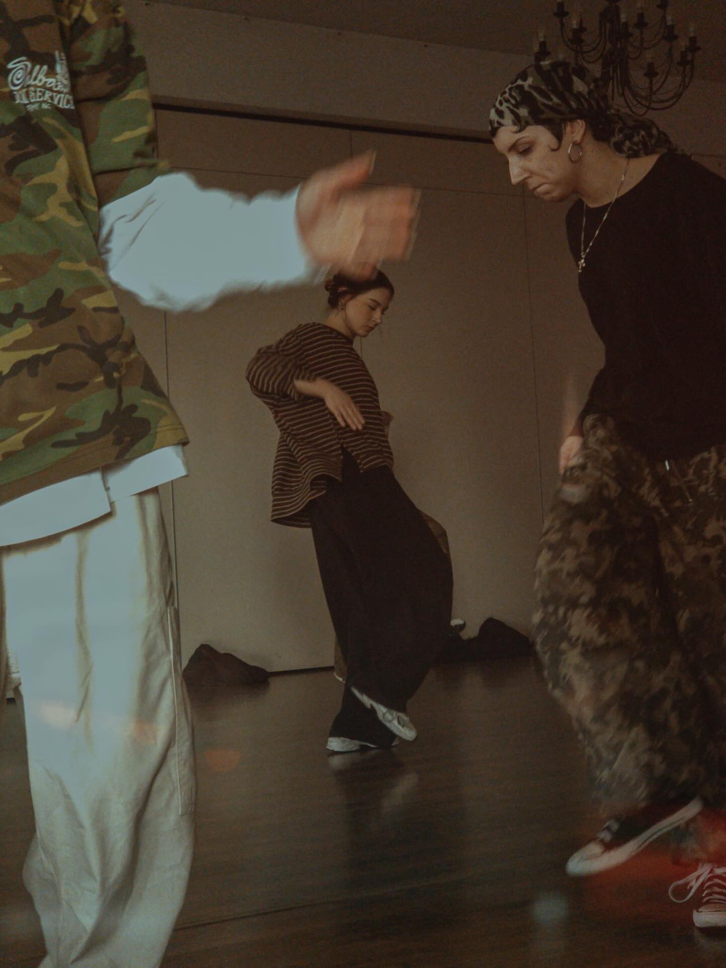 Jam Hip Hop System w sali z żyrandolami