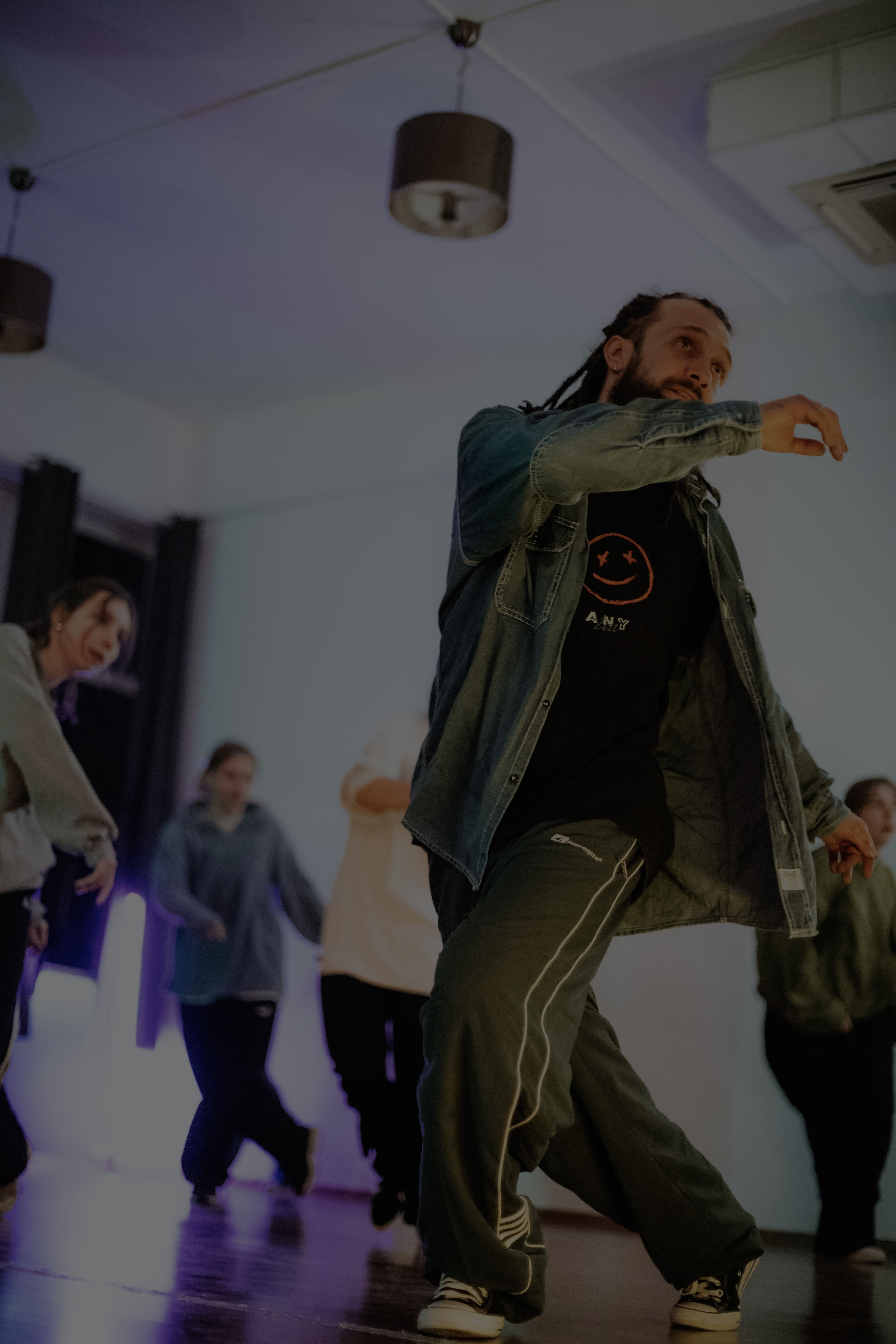 Tancerz w dynamicznej pozie freestyle na sali TutajMWK
